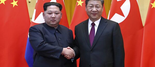 Líder norcoreano, Kim Jong-un, y el presidente chino, Xi Jinping (archivo) - Sputnik Mundo
