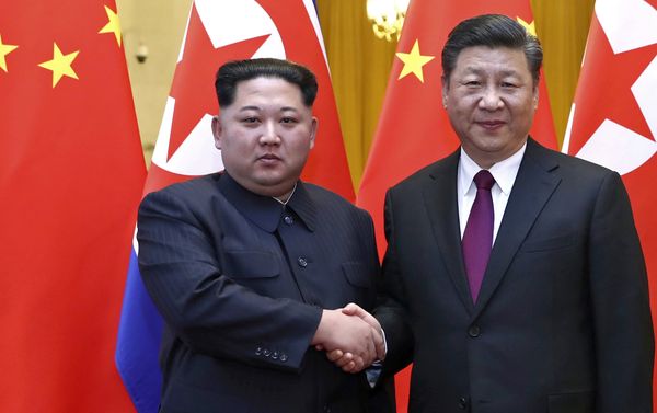 El líder norcoreano, Kim Jong-un, y el presidente chino, Xi Jinping - Sputnik Mundo