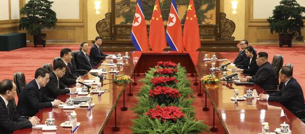 Reunión entre líder norcoreano, Kim Jong-un, y presidente chino, Xi Jinping - Sputnik Mundo