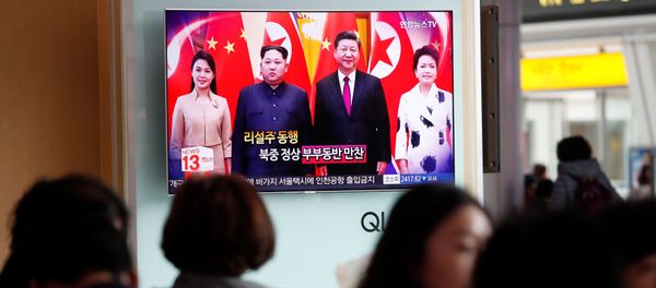 Reunión entre líder norcoreano, Kim Jong-un, y presidente chino, Xi Jinping - Sputnik Mundo