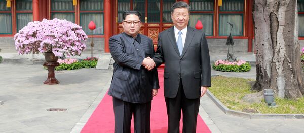 Líder norcoreano, Kim Jong-un, y el presidente chino, Xi Jinping - Sputnik Mundo
