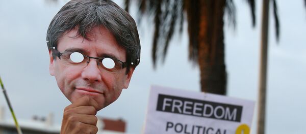 Una máscara con cara de Puigdemont - Sputnik Mundo