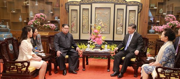 Reunión entre líder norcoreano, Kim Jong-un, y presidente chino, Xi Jinping Reunión entre líder norcoreano, Kim Jong-un, y presidente chino, Xi Jinping - Sputnik Mundo