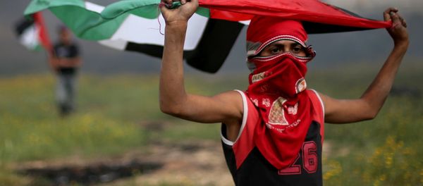 Un demonstrante palestino en Gaza (imagen referencial) - Sputnik Mundo