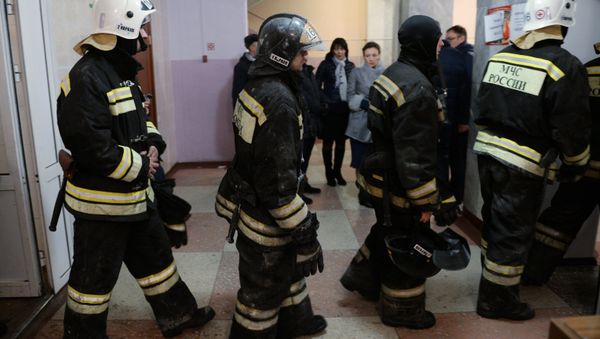 Empleados del Ministerio de Emergencias de Rusia cerca del centro comercial quemado en Kémerovo Empleados del Ministerio de Emergencias de Rusia cerca del centro comercial quemado en Kémerovo - Sputnik Mundo