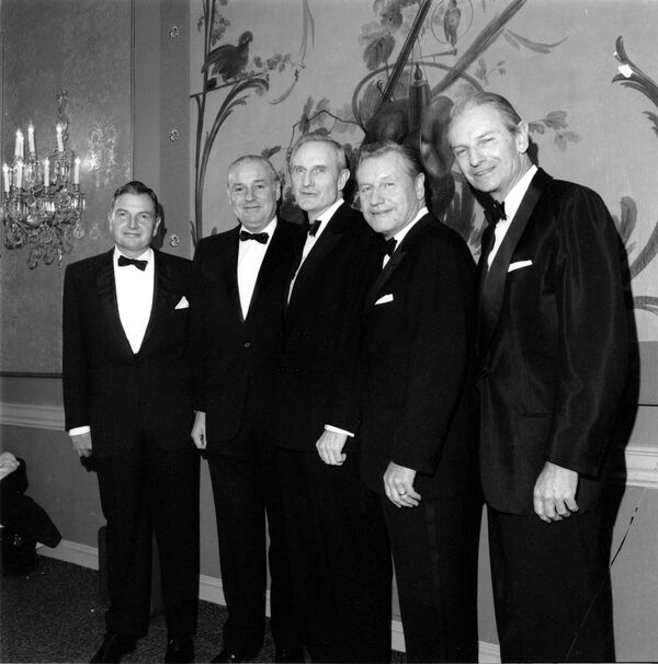 Los cinco hermanos Rockefeller se reúnen para recibir medallas de oro del Instituto Nacional de Ciencias Sociales Los cinco hermanos Rockefeller se reúnen para recibir medallas de oro del Instituto Nacional de Ciencias Sociales - Sputnik Mundo