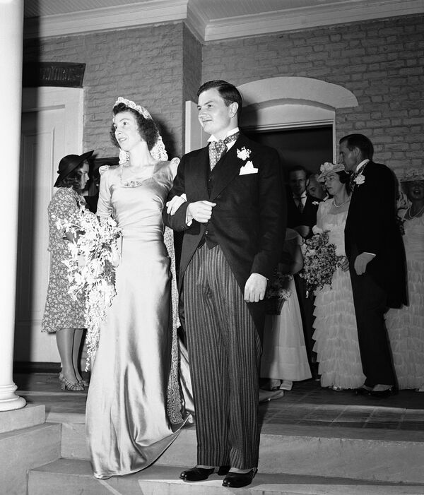 David Rockefeller y su novia, Margaret McGrath, en los escalones de la iglesia de St. Matthews en Bedford después de su boda David Rockefeller y su novia, Margaret McGrath, en los escalones de la iglesia de St. Matthews en Bedford después de su boda - Sputnik Mundo