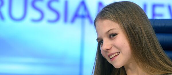 La campeona mundial juvenil, Alexandra Trúsova, en una conferencia de prensa La campeona mundial juvenil, Alexandra Trúsova, en una conferencia de prensa - Sputnik Mundo