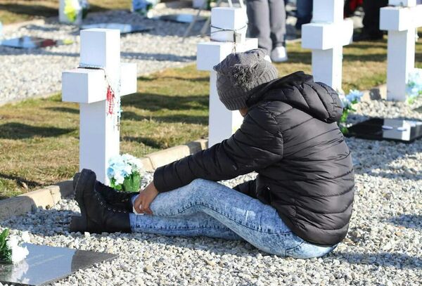 Ana Monzón visita en el cementerio de Darwin la tumba de su hermano, Juan Carlos Monzón, caído en Malvinas Ana Monzón visita en el cementerio de Darwin la tumba de su hermano, Juan Carlos Monzón, caído en Malvinas - Sputnik Mundo