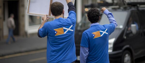 Banderas de Cataluña y Escocia Banderas de Cataluña y Escocia - Sputnik Mundo