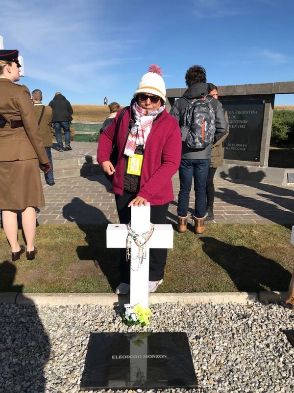 Mirta Monzón visita la tumba de su hermano, el soldado argentino caído en Malvinas Eleodoro Monzón, en el Cementerio de Darwin Mirta Monzón visita la tumba de su hermano, el soldado argentino caído en Malvinas Eleodoro Monzón, en el Cementerio de Darwin - Sputnik Mundo