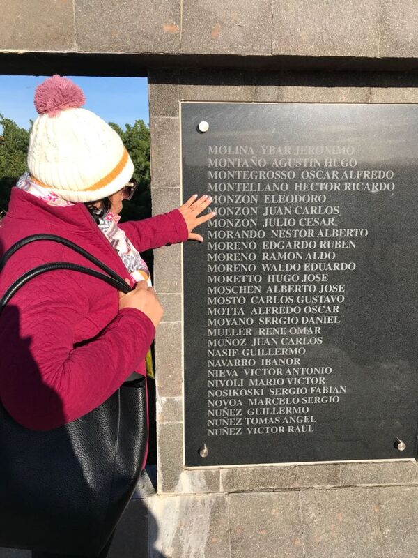 Mirta Monzón visita el Cementerio de Darwin, donde está la tumba de su hermano, el soldado argentino caído en Malvinas Eleodoro Monzón Mirta Monzón visita el Cementerio de Darwin, donde está la tumba de su hermano, el soldado argentino caído en Malvinas Eleodoro Monzón - Sputnik Mundo