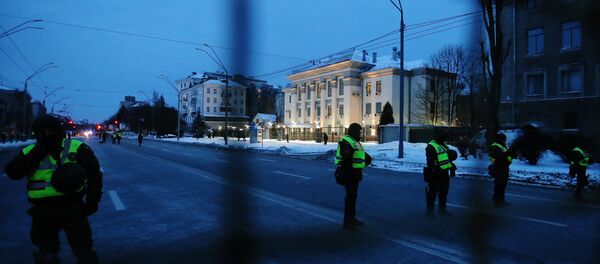 La policía de Ucrania cerca la Embajada de Rusia en Kiev el 18 de marzo - Sputnik Mundo