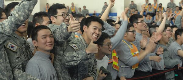 Jóvenes surcoreanos en vestimenta militar - Sputnik Mundo