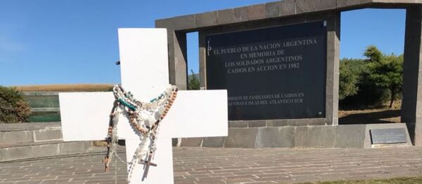 La tumba del soldado argentino caído en Malvinas Eleodoro Monzón, en el Cementerio de Darwin - Sputnik Mundo