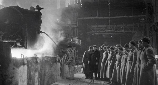 Soldados del Ejército Rojo de la URSS examinan un horno Martin-Siemens en 1933 Soldados del Ejército Rojo de la URSS examinan un horno Martin-Siemens en 1933 - Sputnik Mundo