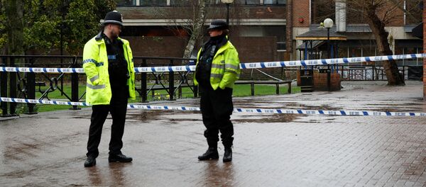 La policía cerca del lugar donde fueron encontrados Serguéi Skripal y su hija Yulia La policía cerca del lugar donde fueron encontrados Serguéi Skripal y su hija Yulia - Sputnik Mundo