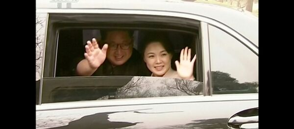 El líder norcoreano, Kim Jong-Un, y su esposa Ri Sol-ju - Sputnik Mundo