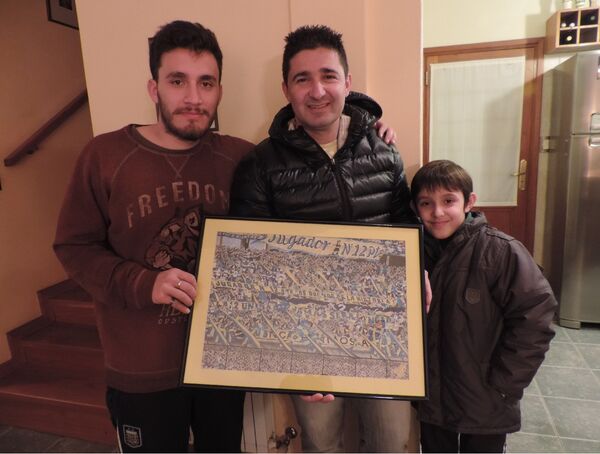 Tomás Castellani con amigos - Sputnik Mundo