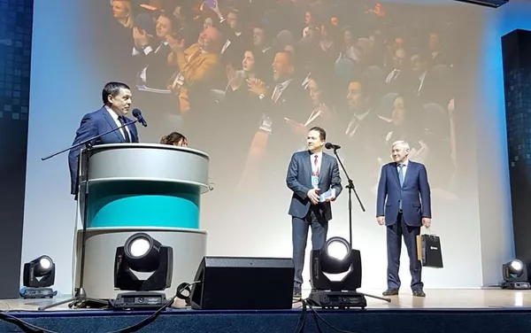 El embajador de Venezuela en Rusia, Carlos Faría (centro), durante la entrega del premio a Gobierno venezolano por el lanzamiento del Petro El embajador de Venezuela en Rusia, Carlos Faría (centro), durante la entrega del premio a Gobierno venezolano por el lanzamiento del Petro - Sputnik Mundo