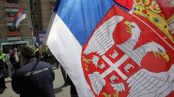 Un hombre con la bandera de Serbia en la ciudad de Mitrovica (archivo) Un hombre con la bandera de Serbia en la ciudad de Mitrovica (archivo) - Sputnik Mundo