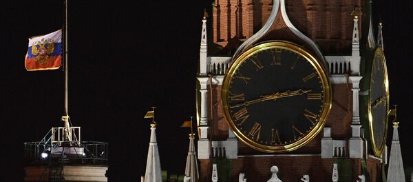 Bandera rusa izada a media asta durante el luto nacional en homenaje a las víctimas de Kémerovo - Sputnik Mundo