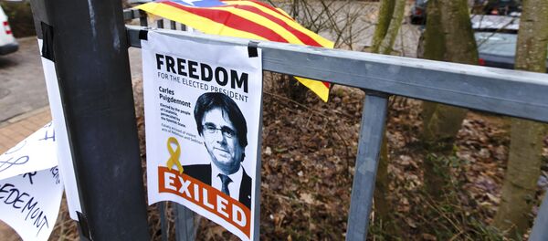 Un cartel que exige la liberación del expresidente catalán Carles Puigdemont - Sputnik Mundo