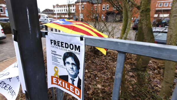 Un cartel que exige la liberación del expresidente catalán Carles Puigdemont - Sputnik Mundo