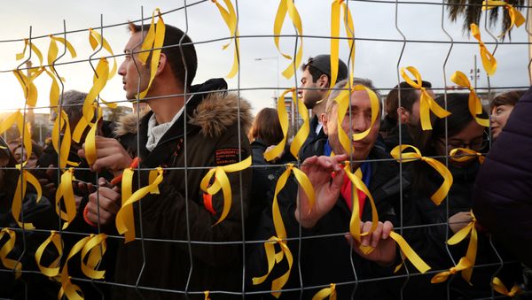 Manifestación por libertad de Puigdemont en Barcelona Manifestación por libertad de Puigdemont en Barcelona - Sputnik Mundo