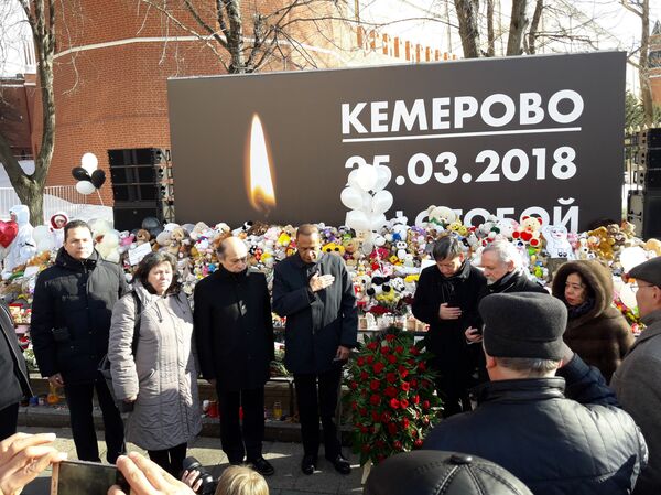 Embajadores latinoamericanos hacen su ofrenda floral a las víctimas de Kémerovo - Sputnik Mundo