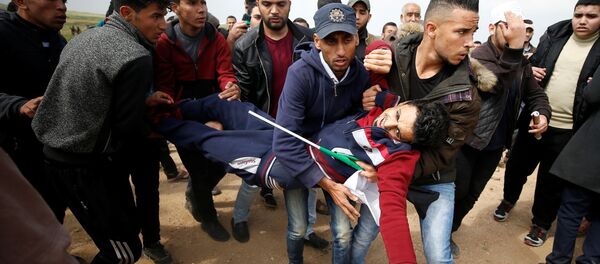 Feroces enfrentamientos entre palestinos y militares israelíes junto a la frontera de la Franja de Gaza - Sputnik Mundo