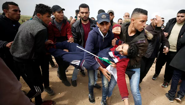 Feroces enfrentamientos entre palestinos y militares israelíes junto a la frontera de la Franja de Gaza