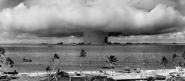 Una bomba explota en el mar (archivo) - Sputnik Mundo