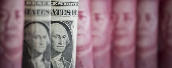 Yuanes y dólares (monedas de China y EEUU, respectivamente) - Sputnik Mundo
