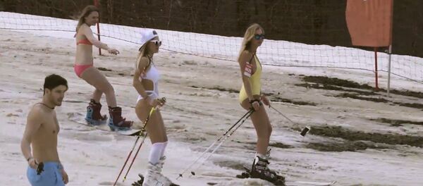 Zambullirse en la nieve en bikini es posible en Sochi - Sputnik Mundo