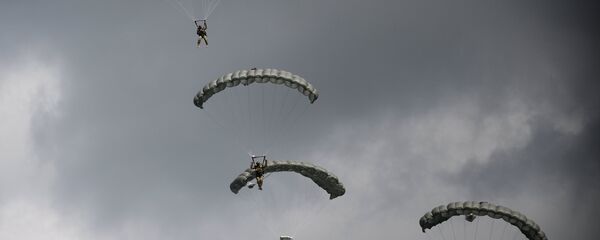 Paracaidistas rusos durante unas maniobras (archivo) - Sputnik Mundo