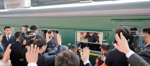 Kim Jong-un, líder norcoreano, en su tren - Sputnik Mundo