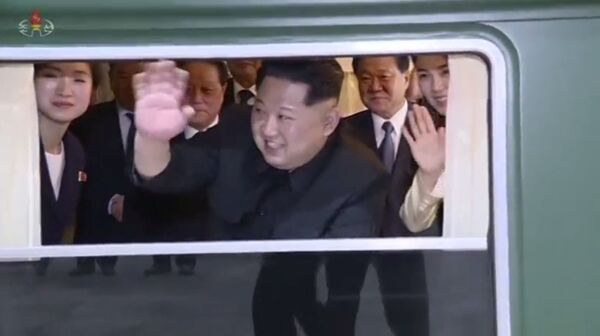 Kim Jong-un, líder norcoreano, saluda desde el interior de su tren - Sputnik Mundo