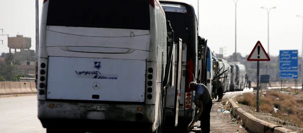 Evacuación en la ciudad siria de Duma - Sputnik Mundo