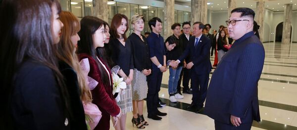 La historia se escribe en directo: Kim Jong-un acude a un concierto de K-Pop surcoreano en Pyongyang La historia se escribe en directo: Kim Jong-un acude a un concierto de K-Pop surcoreano en Pyongyang - Sputnik Mundo