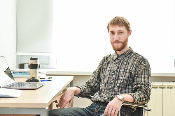 Serguéi Brazovski, director del proyecto de investigación Teoría de estados electrónicos en materiales laminares localmente ajustados de la NUST MISIS Serguéi Brazovski, director del proyecto de investigación Teoría de estados electrónicos en materiales laminares localmente ajustados de la NUST MISIS - Sputnik Mundo