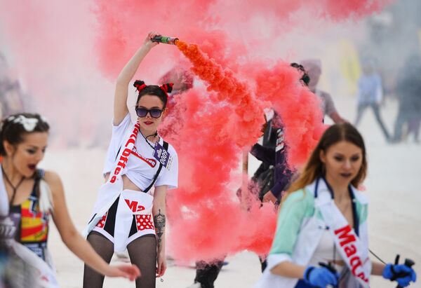 Bikinis, amor animal y una propuesta de matrimonio: las mejores imágenes que nos deja marzo Bikinis, amor animal y una propuesta de matrimonio: las mejores imágenes que nos deja marzo - Sputnik Mundo