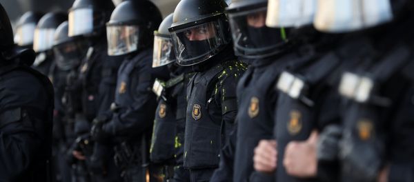 Policía durante las protestas en Cataluña Policía durante las protestas en Cataluña - Sputnik Mundo