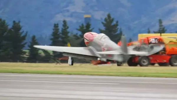 Un caza Yak-3 choca contra un auto al aterrizar y un ala acaba en mil pedazos - Sputnik Mundo