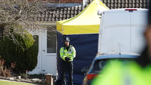 Policía británica cerca de la casa de exespía Serguéi Skripal