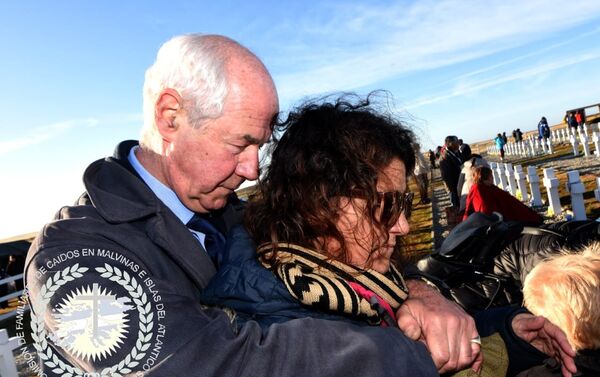 Imágenes de la comitiva de familiares de caídos en Malvinas que visitó las islas el 26 de marzo con motivo de la identificación de los restos de 90 soldados. Imágenes de la comitiva de familiares de caídos en Malvinas que visitó las islas el 26 de marzo con motivo de la identificación de los restos de 90 soldados. - Sputnik Mundo