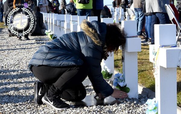 Imágenes de la comitiva de familiares de caídos en Malvinas que visitó las islas el 26 de marzo con motivo de la identificación de los restos de 90 soldados. Imágenes de la comitiva de familiares de caídos en Malvinas que visitó las islas el 26 de marzo con motivo de la identificación de los restos de 90 soldados. - Sputnik Mundo