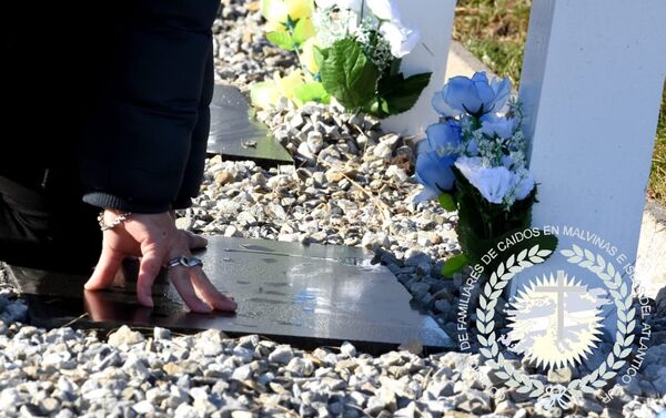 Imágenes de la comitiva de familiares de caídos en Malvinas que visitó las islas el 26 de marzo con motivo de la identificación de los restos de 90 soldados. Imágenes de la comitiva de familiares de caídos en Malvinas que visitó las islas el 26 de marzo con motivo de la identificación de los restos de 90 soldados. - Sputnik Mundo