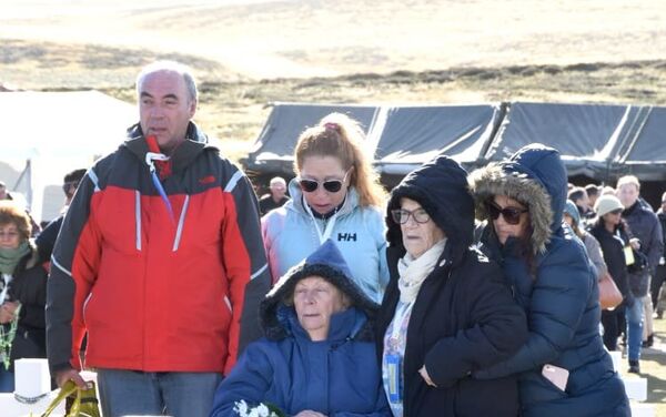 Imágenes de la comitiva de familiares de caídos en Malvinas que visitó las islas el 26 de marzo con motivo de la identificación de los restos de 90 soldados. Imágenes de la comitiva de familiares de caídos en Malvinas que visitó las islas el 26 de marzo con motivo de la identificación de los restos de 90 soldados. - Sputnik Mundo