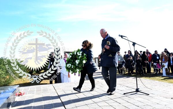 Imágenes de la comitiva de familiares de caídos en Malvinas que visitó las islas el 26 de marzo con motivo de la identificación de los restos de 90 soldados. Imágenes de la comitiva de familiares de caídos en Malvinas que visitó las islas el 26 de marzo con motivo de la identificación de los restos de 90 soldados. - Sputnik Mundo
